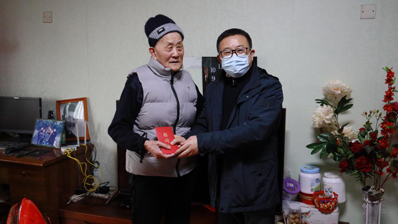 走訪慰問送溫暖 暖心聚力話發(fā)展  —糧油集團(tuán)開展春節(jié)走訪慰問送溫暖活動(dòng)