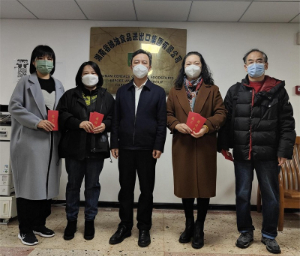 農(nóng)業(yè)集團(tuán)黨委委員、副總經(jīng)理陳根榮慰問糧油集團(tuán)困難黨員、困難職工